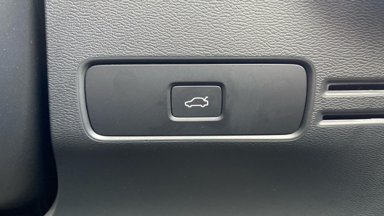 Volvo XC40 2.0 B4P Ultra Dark 5dr Auto Petrol Estate